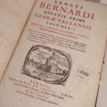 Couverture du livre Estimation du livre « sancti Bernardi Abbatis Primi Clarae-Vallensis. VOLUMEN I. Genuina Santi Doctoris Opera. Quatuor prioribus tomis complectens. Post Horstium denuo recognita, aucta, et in meliorem digesta ordinem, necnon novis Praefationubus, Admonitionibus, Notis et Observationibus, Indicibusque copsissimis locupletata et illustrata, secundis curis Domni Johannis Mabillon […]. VOLUMEN II. Continens duos posteriores tomos V & VI seu Opera suppositicia et aliena, cim ejus Vita et miraculis. Post Horstium denuo recognita, repurgata, et in meliorem ordinem digesta, secundis curis D. Johannis Mabillon […]. »