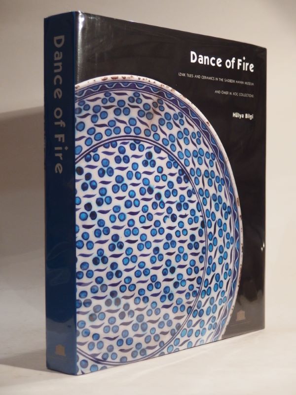 Couverture du livre Estimation du livre « dance of Fire. Iznik Tiles and Ceramics in the Sadberk Hanim Museum and Omer M. Loc Collections. »