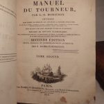 Couverture du livre Estimation du livre « manuel du tourneur, par L.-E. Bergeron. Ouvrage dans lequel on enseigne aux amateurs la manière d’exécuter sur le tour à pointes, à lunettes, en l’air, à quillocher, carré, à ortraits, à graver le verre, et avec les machines excentriques, ovales, épicycloïdes, etc, tout ce que l’art peut produire d’utile et d’agréable ; précédé de notions élémentaires sur la connoissance des bois, la menuiserie, la forge, la trempe, la fonte des métaux, et autres arts qui se lient avec celui du tour ; seconde édition revue, corrigée et considérablement augmentée, par P. Hamelin-Bergeron. Tome 1, Tome 2, Atlas. »