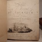 Couverture du livre Estimation du livre « manuel du tourneur, par L.-E. Bergeron. Ouvrage dans lequel on enseigne aux amateurs la manière d’exécuter sur le tour à pointes, à lunettes, en l’air, à quillocher, carré, à ortraits, à graver le verre, et avec les machines excentriques, ovales, épicycloïdes, etc, tout ce que l’art peut produire d’utile et d’agréable ; précédé de notions élémentaires sur la connoissance des bois, la menuiserie, la forge, la trempe, la fonte des métaux, et autres arts qui se lient avec celui du tour ; seconde édition revue, corrigée et considérablement augmentée, par P. Hamelin-Bergeron. Tome 1, Tome 2, Atlas. »