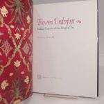 Couverture du livre Estimation du livre « flowers Underfoot. Indian Carpets of the Mughal Era. »