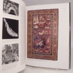 Couverture du livre Estimation du livre « flowers Underfoot. Indian Carpets of the Mughal Era. »