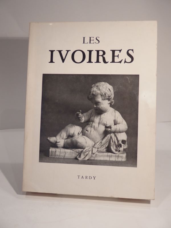 Couverture du livre Estimation du livre « les Ivoires. Evolution décorative du Ier siècle à nos jours. »