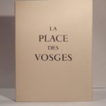 Couverture du livre Estimation du livre « la Place des Vosges. 20 eaux fortes de Gaston Dardaillon rehaussées de pointes-très-sèches écrites par René-Louis Doyon. »