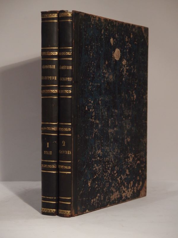 Couverture du livre Estimation du livre « traité de géométrie descriptive, suivi de la méthode des plans côtés et de la théorie des engrenages cylindriques et coniques, avec une collection d’épures, composée de 71 planches. »