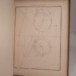 Couverture du livre Estimation du livre « traité de géométrie descriptive, suivi de la méthode des plans côtés et de la théorie des engrenages cylindriques et coniques, avec une collection d’épures, composée de 71 planches. »
