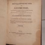 Couverture du livre Estimation du livre « développements de géométrie, avec des applications à la stabilité des vaisseaux, aux déblais et remblais, au défilement, à l’optique, etc. […] pour faire suite à la Géométrie descriptive et à la Géométrie analytique de M. Monge. »