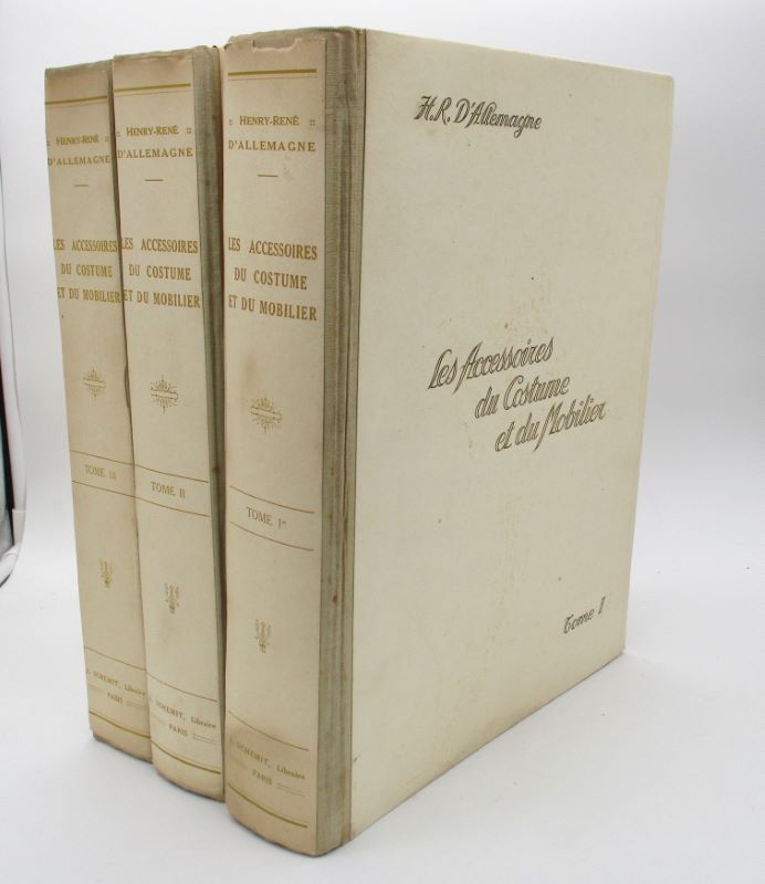 Couverture du livre Estimation du livre « les Accessoires du Costume et du Mobilier depuis le Treizième jusqu’au milieu du Dix-Neuvième siècle. Tome 1 : Bijouterie, bagues, bracelets, boucles do’reilles, bijoux en acier & en fonte de Berlin, boutons, châtelaines, cahcets, pommes de cannes, éventails, miroirs, escarcelles & sacs, boîtes & tabatières, coffrets, luminaires, objets en tôle vernie. — Tome 2 : Outils et instruments de précision, bésicles, lunettes, lorgnettes, écritoires, horloges, montres, ciseaux, navettes, accessoires de funeurs, ustensiles de table et de cuisine : couveteaux, cuillers et fouchettes, bassinoires, mortiers, moulins à café, paniers, clavandiers. — Tome 3 : Description détaillée des sujets figurés dans les planches en phototypie. Table analytique permettant de retrouver les renseignements contenus dans les texte ainsi que les documents figurés dans les planches. Table méthodique. Bibliographie. »
