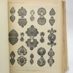 Couverture du livre Estimation du livre « les Accessoires du Costume et du Mobilier depuis le Treizième jusqu’au milieu du Dix-Neuvième siècle. Tome 1 : Bijouterie, bagues, bracelets, boucles do’reilles, bijoux en acier & en fonte de Berlin, boutons, châtelaines, cahcets, pommes de cannes, éventails, miroirs, escarcelles & sacs, boîtes & tabatières, coffrets, luminaires, objets en tôle vernie. — Tome 2 : Outils et instruments de précision, bésicles, lunettes, lorgnettes, écritoires, horloges, montres, ciseaux, navettes, accessoires de funeurs, ustensiles de table et de cuisine : couveteaux, cuillers et fouchettes, bassinoires, mortiers, moulins à café, paniers, clavandiers. — Tome 3 : Description détaillée des sujets figurés dans les planches en phototypie. Table analytique permettant de retrouver les renseignements contenus dans les texte ainsi que les documents figurés dans les planches. Table méthodique. Bibliographie. »
