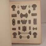 Couverture du livre Estimation du livre « les Accessoires du Costume et du Mobilier depuis le Treizième jusqu’au milieu du Dix-Neuvième siècle. Tome 1 : Bijouterie, bagues, bracelets, boucles do’reilles, bijoux en acier & en fonte de Berlin, boutons, châtelaines, cahcets, pommes de cannes, éventails, miroirs, escarcelles & sacs, boîtes & tabatières, coffrets, luminaires, objets en tôle vernie. — Tome 2 : Outils et instruments de précision, bésicles, lunettes, lorgnettes, écritoires, horloges, montres, ciseaux, navettes, accessoires de funeurs, ustensiles de table et de cuisine : couveteaux, cuillers et fouchettes, bassinoires, mortiers, moulins à café, paniers, clavandiers. — Tome 3 : Description détaillée des sujets figurés dans les planches en phototypie. Table analytique permettant de retrouver les renseignements contenus dans les texte ainsi que les documents figurés dans les planches. Table méthodique. Bibliographie. »