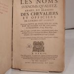 Couverture du livre Estimation du livre « les Noms, Surnoms, Qualitez, Armes, et Blasons des Chevaliers et Officiers de l’Ordre du S. Esprit (Saint Esprit). Creez par Louis le Juste, XIII. du nom, Roy de France et de Navarre, à Fontainebleau, le 14. May 1633. Avec Figures en tailles-douces, curieusement gravées, et représentant au vray les cérémonies et vestemens desdits Sieurs Chevaliers, et un ample discours sur ce qui s’y est passé. Le tout recueilly par le Sieur d’Hozier, Gentil-homme ordinaire de la Maison de sa Majesté. »