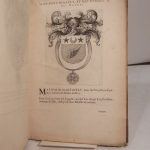 Couverture du livre Estimation du livre « les Noms, Surnoms, Qualitez, Armes, et Blasons des Chevaliers et Officiers de l’Ordre du S. Esprit (Saint Esprit). Creez par Louis le Juste, XIII. du nom, Roy de France et de Navarre, à Fontainebleau, le 14. May 1633. Avec Figures en tailles-douces, curieusement gravées, et représentant au vray les cérémonies et vestemens desdits Sieurs Chevaliers, et un ample discours sur ce qui s’y est passé. Le tout recueilly par le Sieur d’Hozier, Gentil-homme ordinaire de la Maison de sa Majesté. »