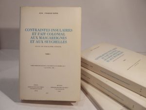 Estimation Histoire - Couverture du livre Estimation du livre « contraintes insulaires et fait colonial aux Mascareignes et aux Seychelles. Thèse présentée decant l’Université d’Aix Marseille II le 14 avril 1976. »