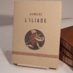 Couverture du livre Estimation du livre « l’Iliade et L’Odyssée. — L’Iliade. Traduction de Eugène Lasserre. Illustrée de vingt-quatre compositions en couleurs par Benito. — L’Odyssée. Traduction de Médéric Dufour et Jeanne Raison. Illustrée de vingt-quatre compositions en couleurs par Benito. »