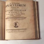 Couverture du livre Estimation du livre « opuscula Varii Argumenti. Conjectura Physica circa Propagationem soni ac luminis. Opusculorum Tomus III continens Novam theoriam magnetis. »