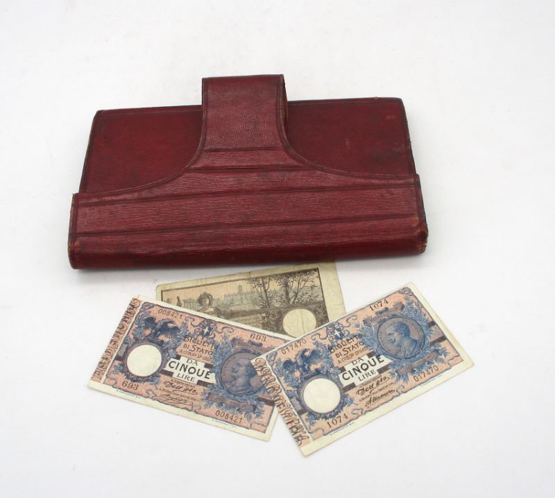 Couverture du livre Estimation du livre « portefeuille de maroquin rouge du XIXe siècle »