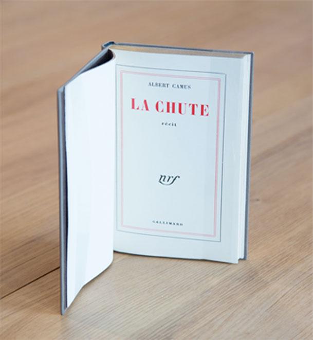 Livre ouvert la page de titre "la chute"