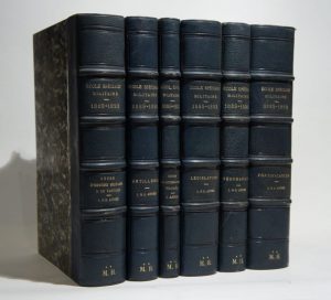 Estimation Ouvrages spécialisés – Chasse - Couverture du livre Estimation du livre « ecole Spéciale Militaire (Saint-Cyr), Cours 1889-1893, 11 vol. : Tir d’infanterie, Histoire militaire et de tactique, Administration, Géographie, Hygiène militaire, Littérature militaire, Législation, Fortification, Artillerie, Topographie, Tactique. »