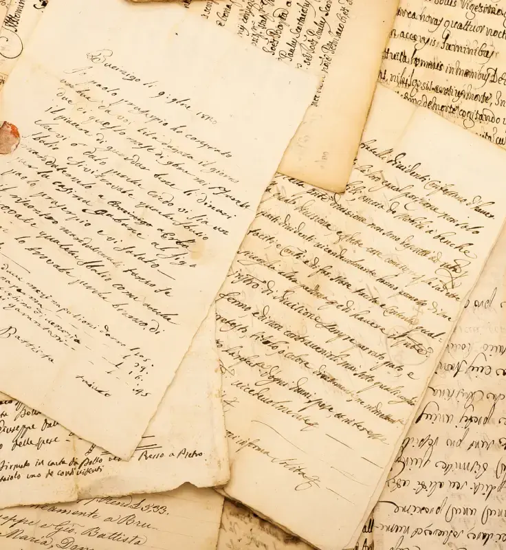 Amoncellement de lettres manuscrites en écriture cursive